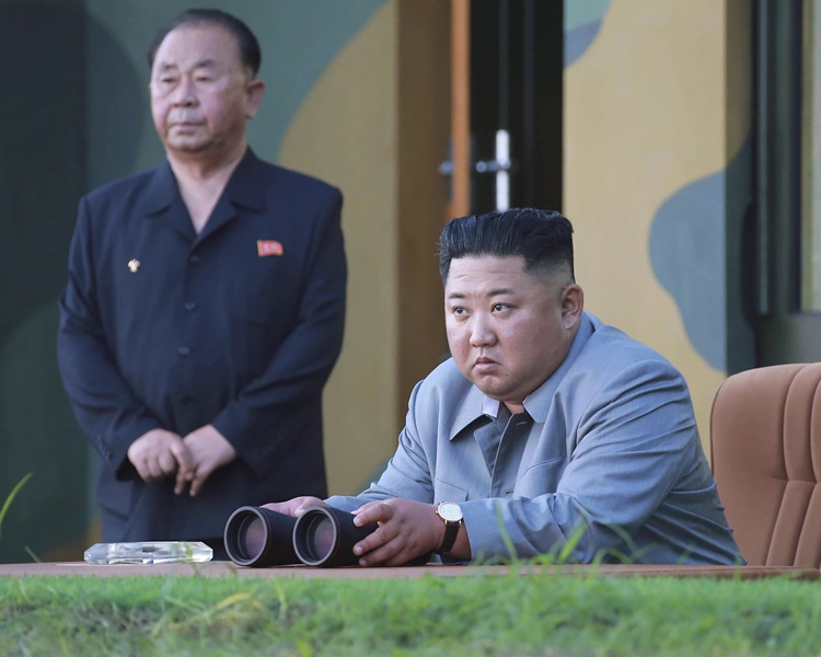 朝中社发布了多张金正恩在现场指导的图片。AP