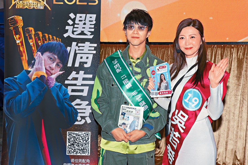吳業坤跟吳若希積極拉票,set易拉架之餘又派傳單,十足十搞選舉。