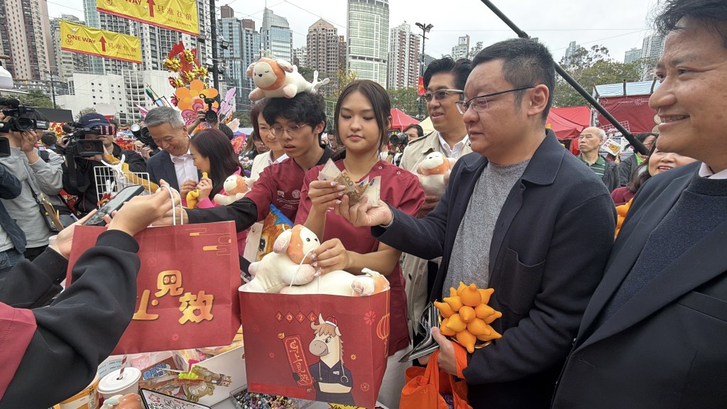 范駿華「幫襯」城大獸醫學生買了他們自家設計的公仔及抹手巾。
