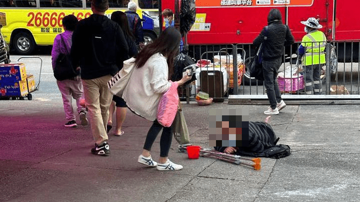 一名傷殘內地漢在觀塘行乞被捕。警方提供圖片