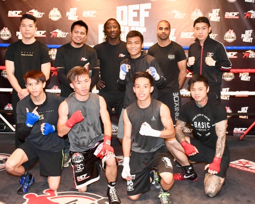 潘啟情(前排左二)將出戰世界拳擊組織(WBO)輕蠅量級世界青年冠軍戰,硬碰中國新星李翔。