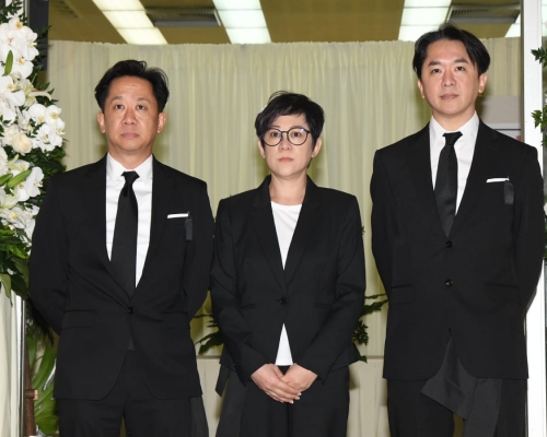 鄧兆尊、鄧兆榮及鄧翠玉步出靈堂給傳媒拍照。