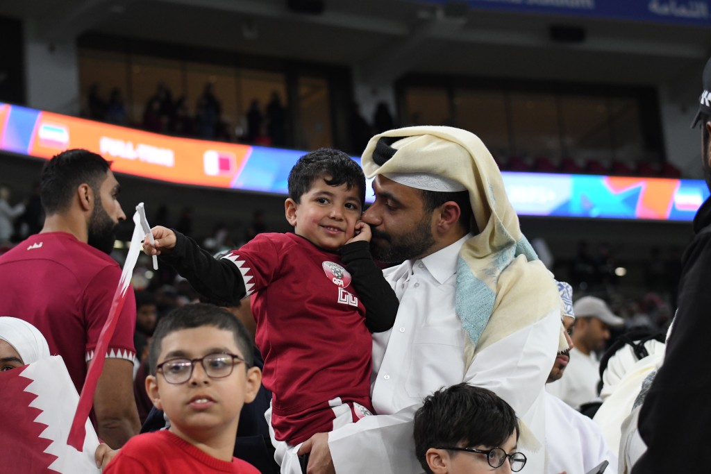 卡塔尔击败伊朗，晋级亚洲杯决赛，父亲抱住儿子庆祝。 吴家祺摄