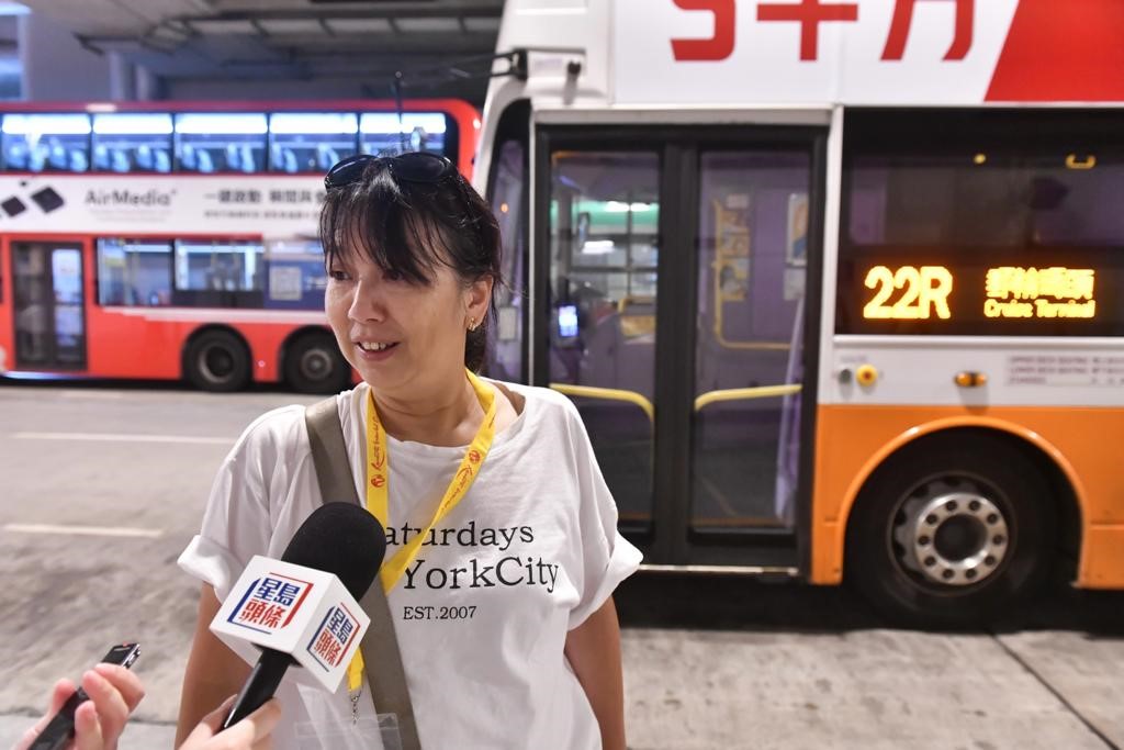 台灣遊客黃女士表示，下船時有工作人員告知有免費巴士乘搭，認為十分方便。