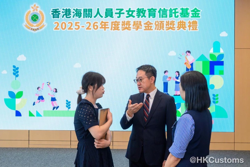海關關長陳子達在典禮上祝賀所有獲獎學生,並勉勵同學要努力裝備自己。 海關關長陳子達在典禮上祝賀所有獲獎學生,並勉勵同學要努力裝備自己。
