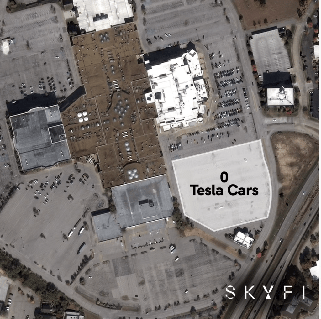 Tesla汽车的存放地点，被媒体透过卫星图作前后对比。