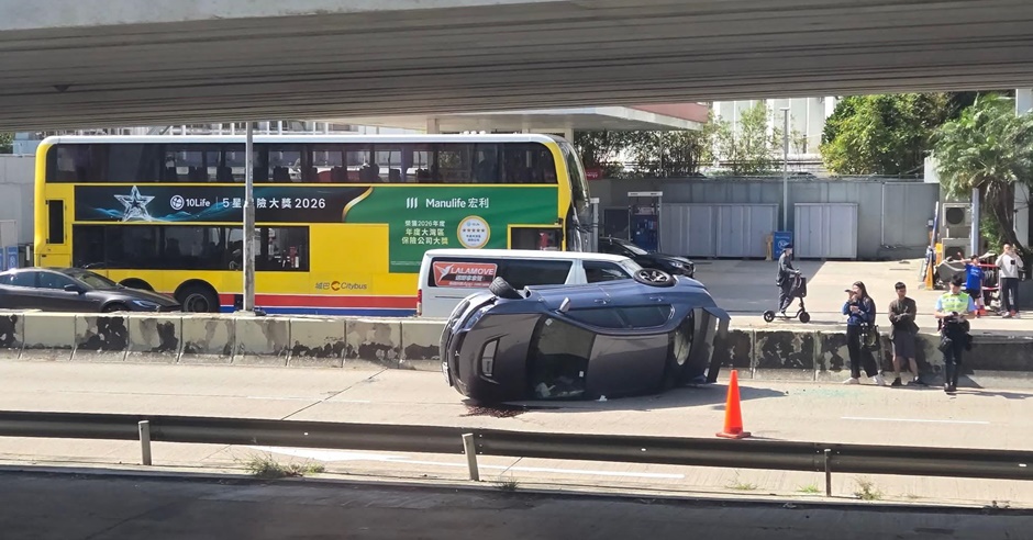 私家車撞壆後翻側。fb：車cam L（香港群組）