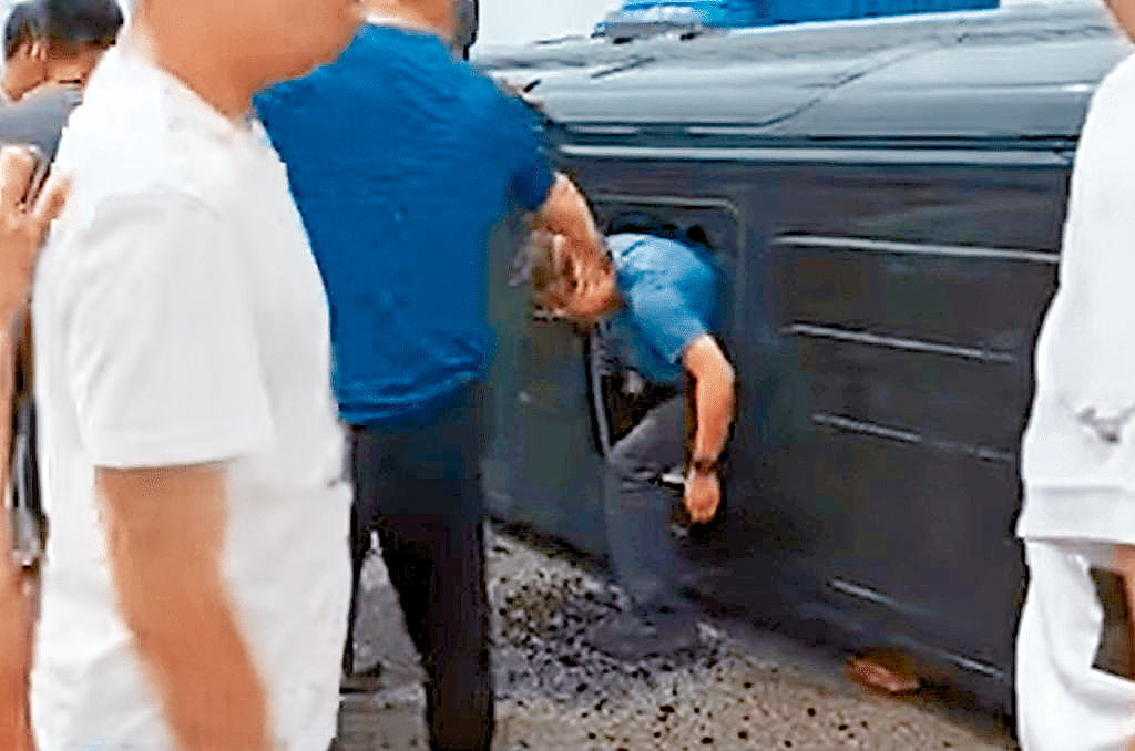 翻側港車的司機和乘客一度受困，獲路經車輛的多名駕駛者施援，被困人士陸續爬出。