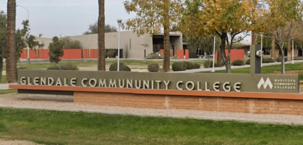 涉事学校为美国亚利桑那州的格伦代尔社区大学（Glendale Community College）。X@NBCNews 