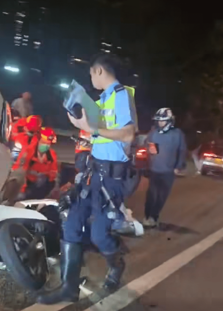 救護人員為鐵騎士即場治理。fb「車cam L(香港群組)」 救護人員為鐵騎士即場治理。fb「車cam L(香港群組)」