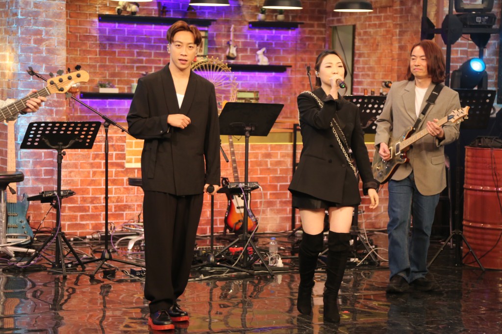 Sunny表示監製Adrian在現場,感到好大壓力。