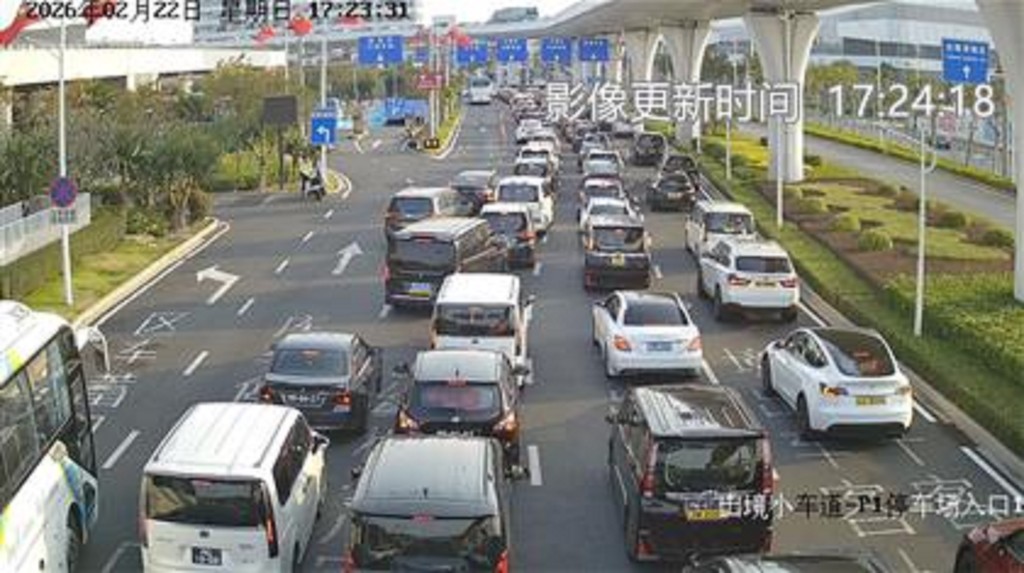 港車北上掀起大灣區自駕遊熱潮。圖為港珠澳大橋出現車龍。網上圖片 港車北上掀起大灣區自駕遊熱潮。圖為港珠澳大橋出現車龍。網上圖片