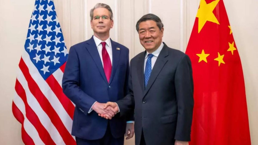 国务院副总理何立峰与美国财长贝森特举行视频通话。路透社资料图片