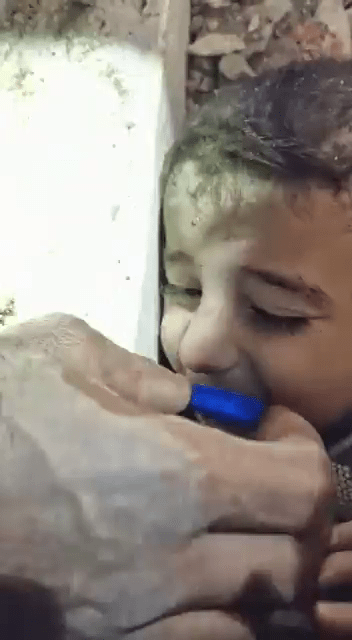 受困瓦礫堆45小時，敘利亞男童獲餵第一口水，被拍攝下來。