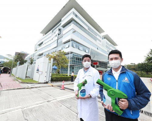 李忠民(右)透露約二百三十名運動員、七十名教練及運動科學人員決定留宿體院。