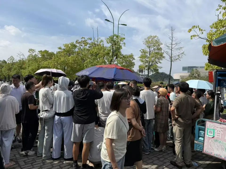 現在有大批民眾到來一睹雞排哥的「風采」。