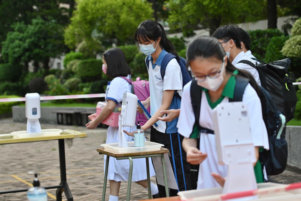 學校選擇全面復課，條件是全校員工每兩周做一次檢測。資料圖片