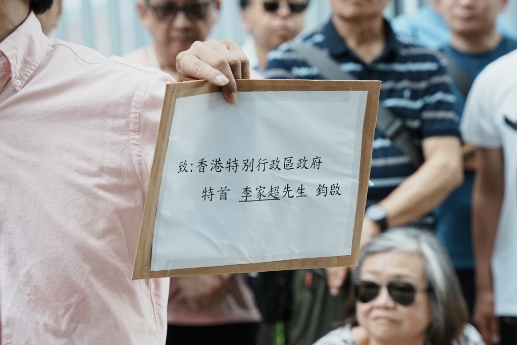 小車主捍衛權益關注組收集近5000名小車主的請願信轉交行政長官李家超。汪旭峰攝 小車主捍衛權益關注組收集近5000名小車主的請願信轉交行政長官李家超。汪旭峰攝