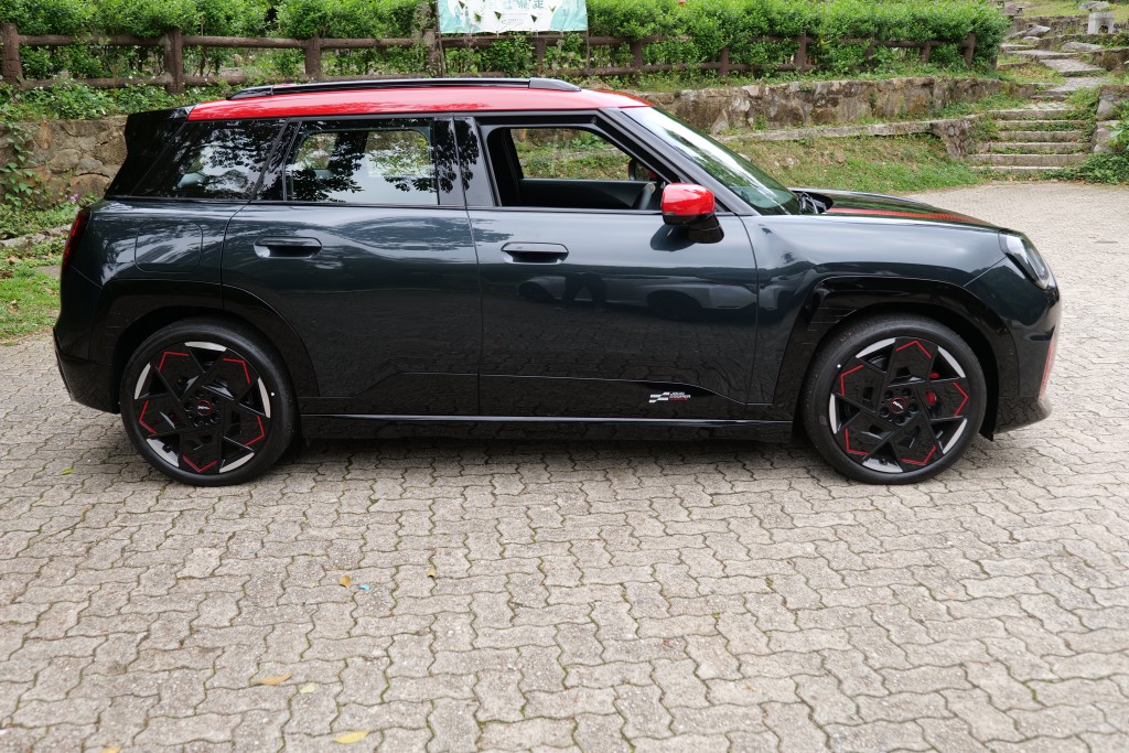 MINI JCW Aceman E (J05)性能版SUV車身尺碼4,079 x 1,754 x 1,514mm，軸距2,606mm，體積相對其他電動SUV細小