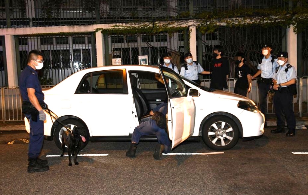 警方拘捕私家車司機及乘客,緝毒犬到場協助搜車。李家傑攝