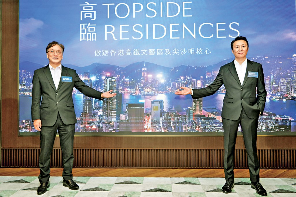 資本策略何樂輝（左）表示，高臨樓書已準備就緒，會盡快開價及開放示範單位。旁為畢子鴻。