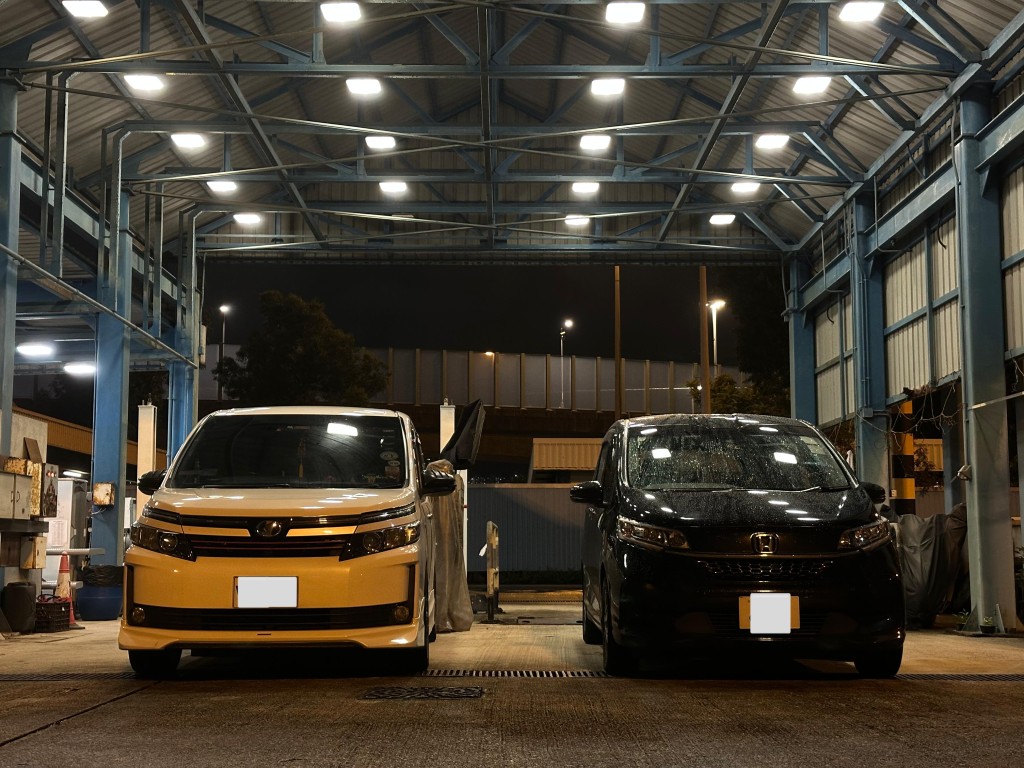 兩輛涉案私家車被扣查作進一步檢驗。 兩輛涉案私家車被扣查作進一步檢驗。
