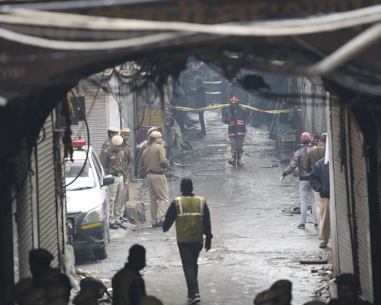 現場的巷道狹窄又布滿大量電線今灌救困難。AP