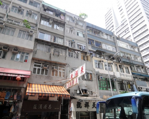 水坑口街附近一帶唐樓。資料圖片