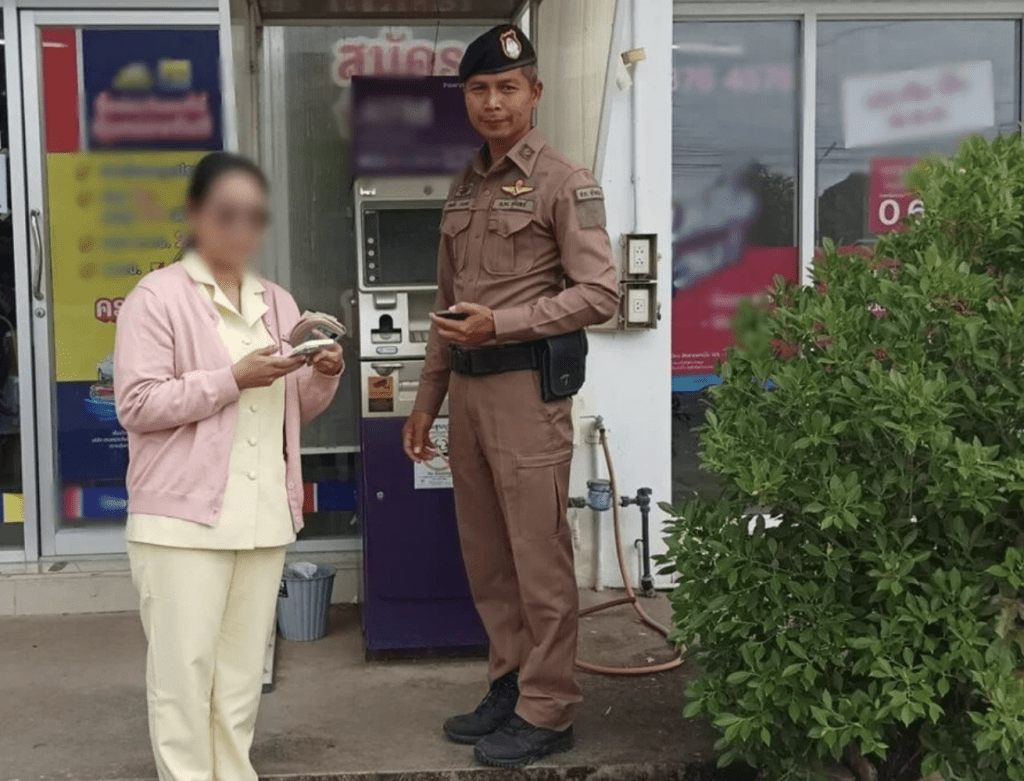 女护理师在提款机取钱竟惊遇毒蛇。泰国警方图片 女护理师在提款机取钱竟惊遇毒蛇。泰国警方图片