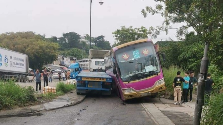 兩大車各不相讓,結果炒埋一碟。fb:車cam L(香港群組)