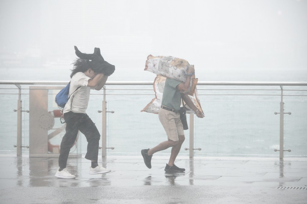 大雨及猛烈陣風影響香港。（陳浩元攝）