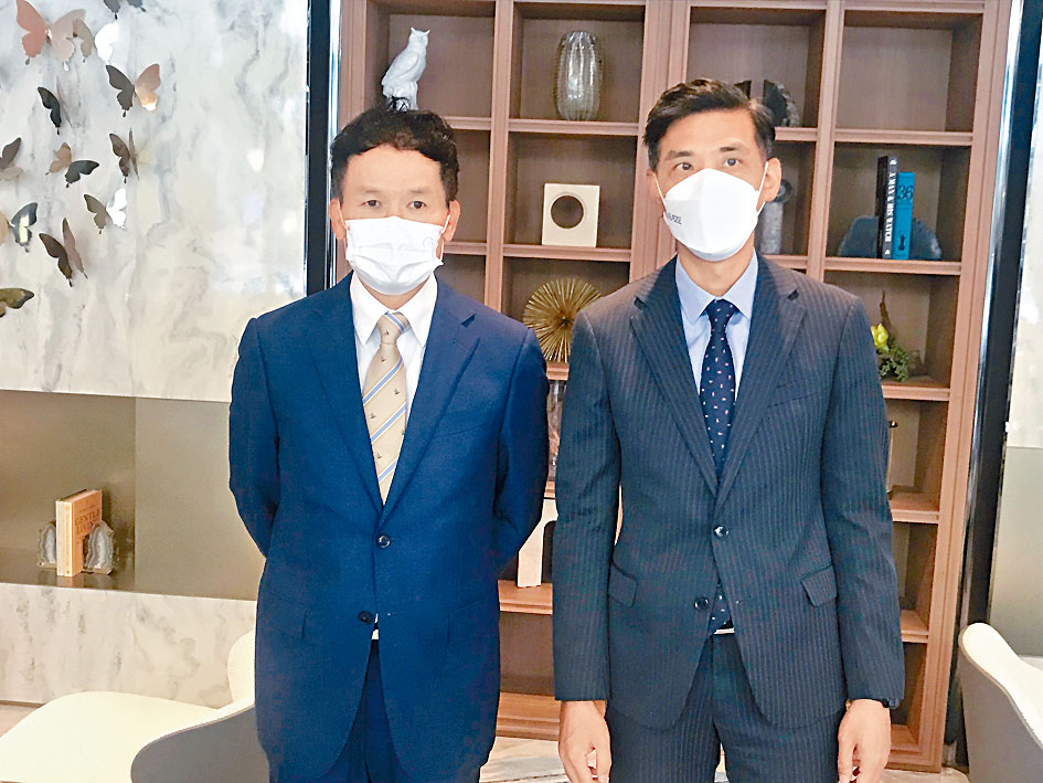 恒基林達民(左)表示,粉嶺北馬適路8號項目第1期有望8月推出,約8成單位屬開放式至1房半間隔。旁為蔡堃耀。
