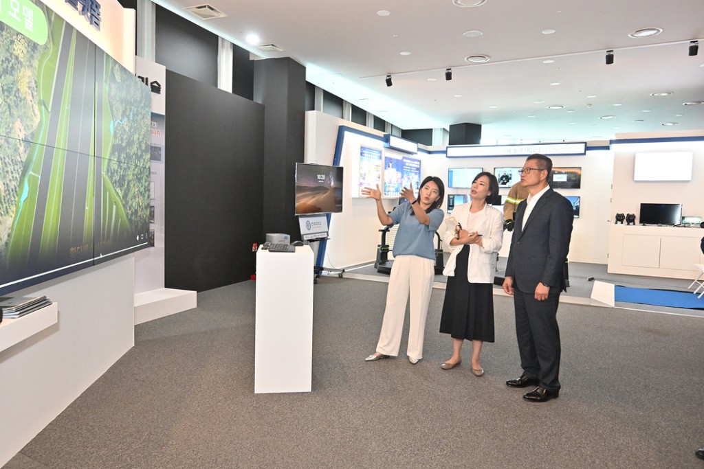 到訪首爾的數字媒體城,並參訪利用延展實境技術助力城市建設的示範。陳茂波fb 到訪首爾的數字媒體城,並參訪利用延展實境技術助力城市建設的示範。陳茂波fb