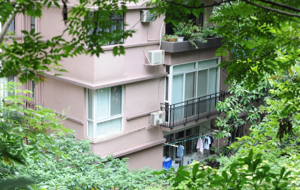 2011年剛升任局長的蘇錦樑,被揭發位於麥當勞道康樂大廈的寓所涉嫌僭建。資料圖片 2011年剛升任局長的蘇錦樑,被揭發位於麥當勞道康樂大廈的寓所涉嫌僭建。資料圖片