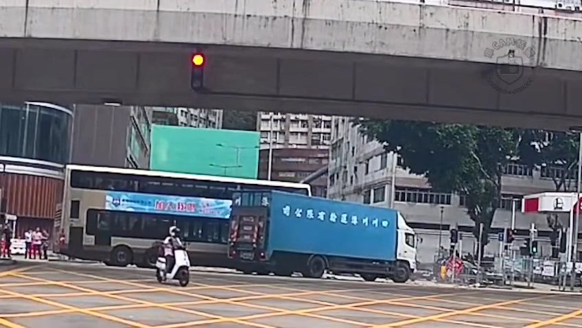 貨車駛至葵涌道與葵安道交界時違例右轉,遭駛至的九巴攔腰撞及。 貨車駛至葵涌道與葵安道交界時違例右轉,遭駛至的九巴攔腰撞及。