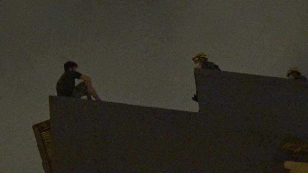 西九龍衝鋒隊第三隊姓劉警署警長與消防員游說企圖自殺男子，最終勸服男子返回安全位置。 蔡楚輝攝