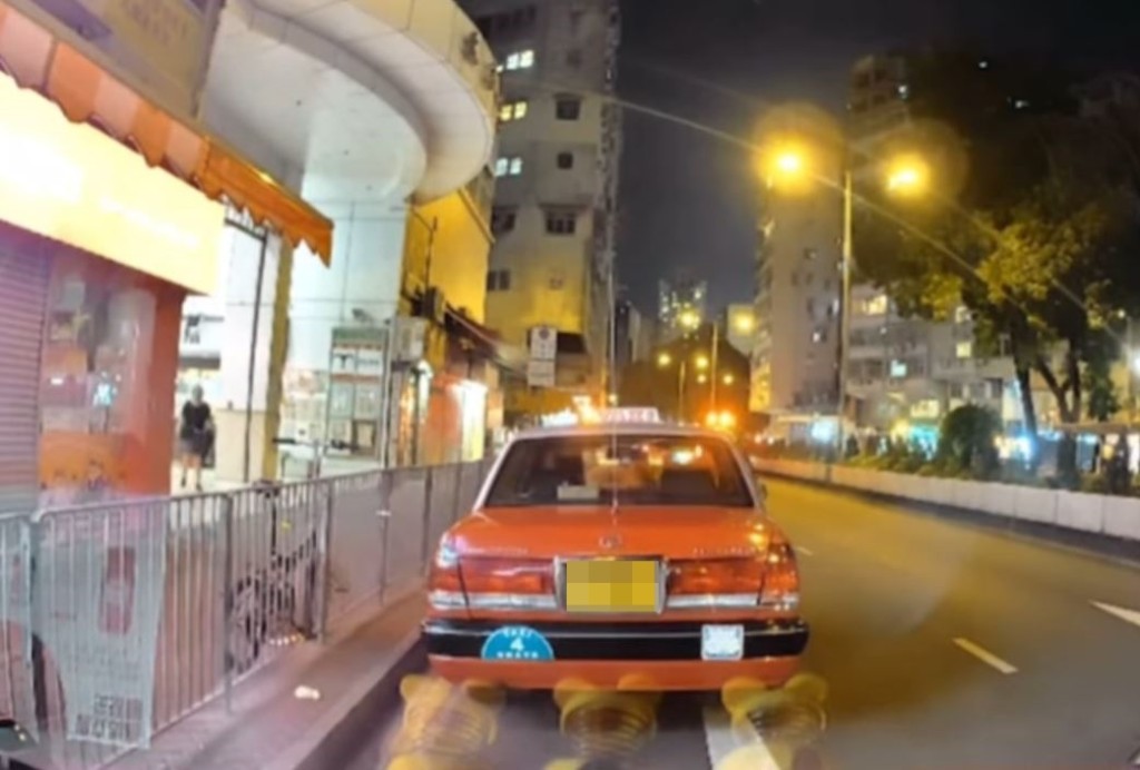 的士停在路边。fb车cam L（香港群组）影片截图