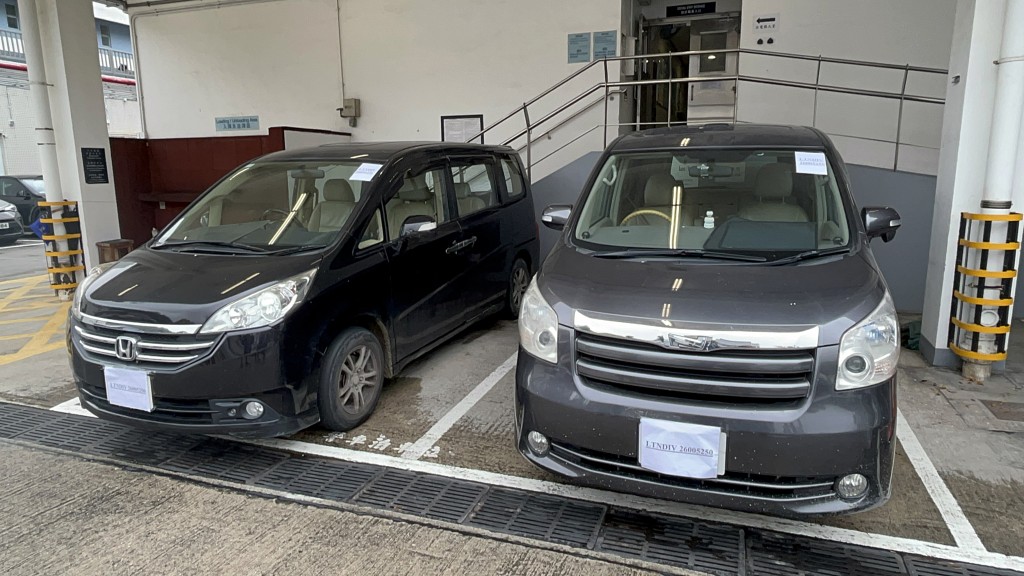 警方起回兩部失車。 警方起回兩部失車。