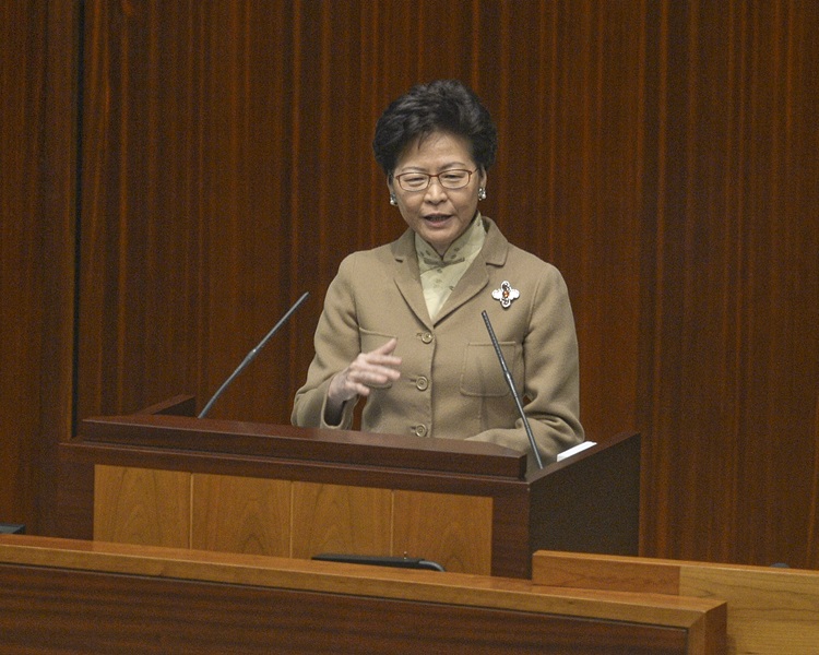 特首林鄭月娥昨日表示措施是「各位批」,引發民主、建制兩派不滿。資料圖片