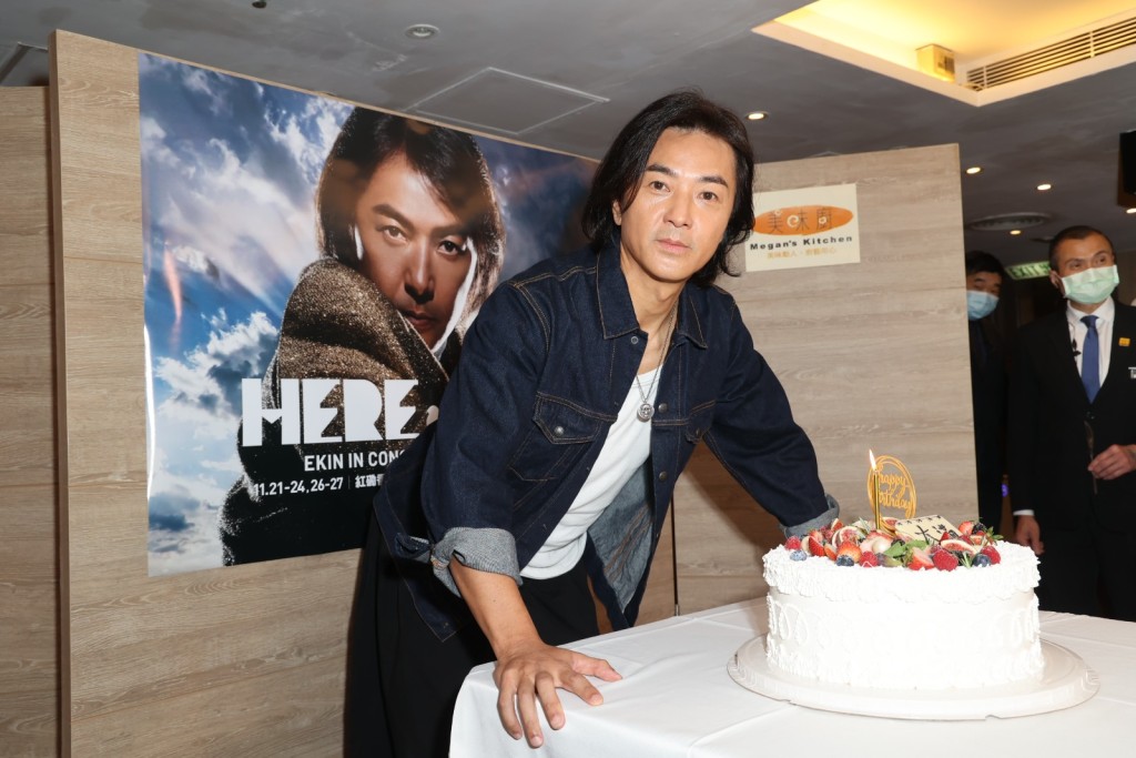10月4日是伊健55歲生日，唱片公司送上「大滿」蛋糕祝賀演唱會爆滿。
