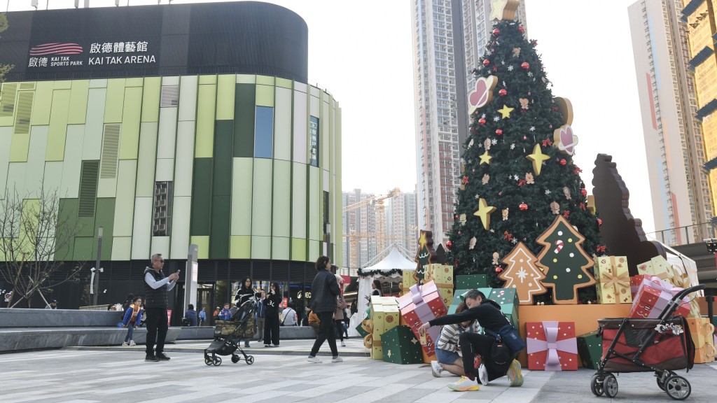 聖誕︱市民旅客遊啟德 家長陪仔女揀禮物 內地粉絲專程來追星