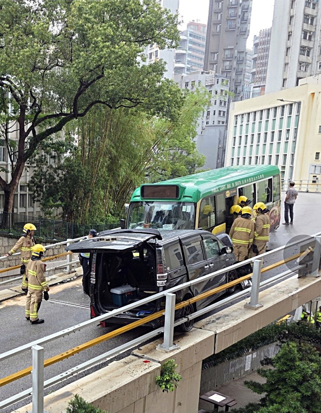 私家车逆线撼小巴。fb:西环变幻时 私家车逆线撼小巴。fb:西环变幻时