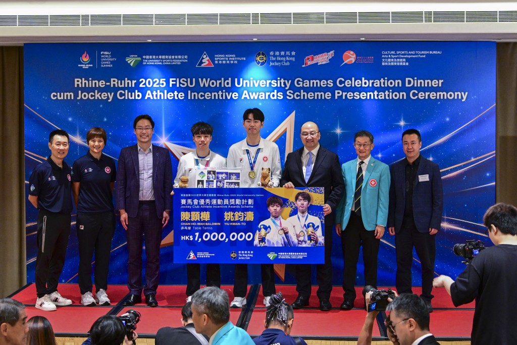 世大運奪男雙金牌的陳顥樺及姚鈞濤跟乒球團隊包括總教練李靜（右一) 合照。廖偉業攝