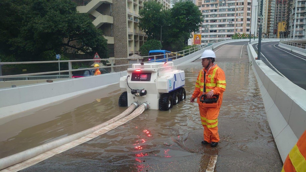 排水機械人「小禹一號」於柴灣道近慈幼學校協助處理水浸。 排水機械人「小禹一號」於柴灣道近慈幼學校協助處理水浸。