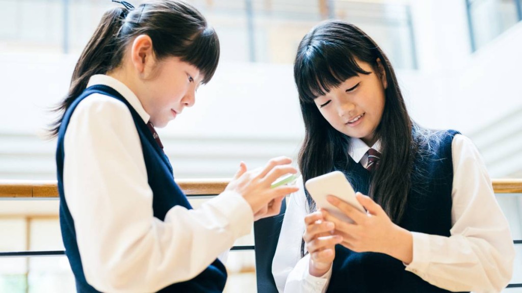 新加坡明年起禁止中學生在校內使用手機及智能手錶等設備。示意圖  iStock