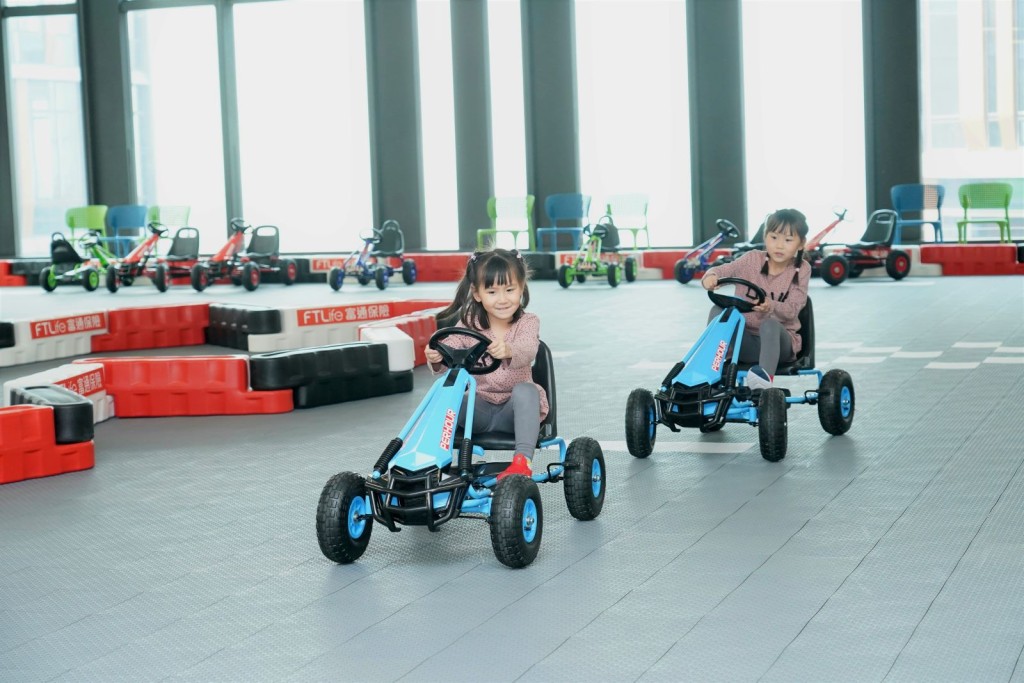 於小型賽車場孩子可以變身小車手，與其他小朋友比試。