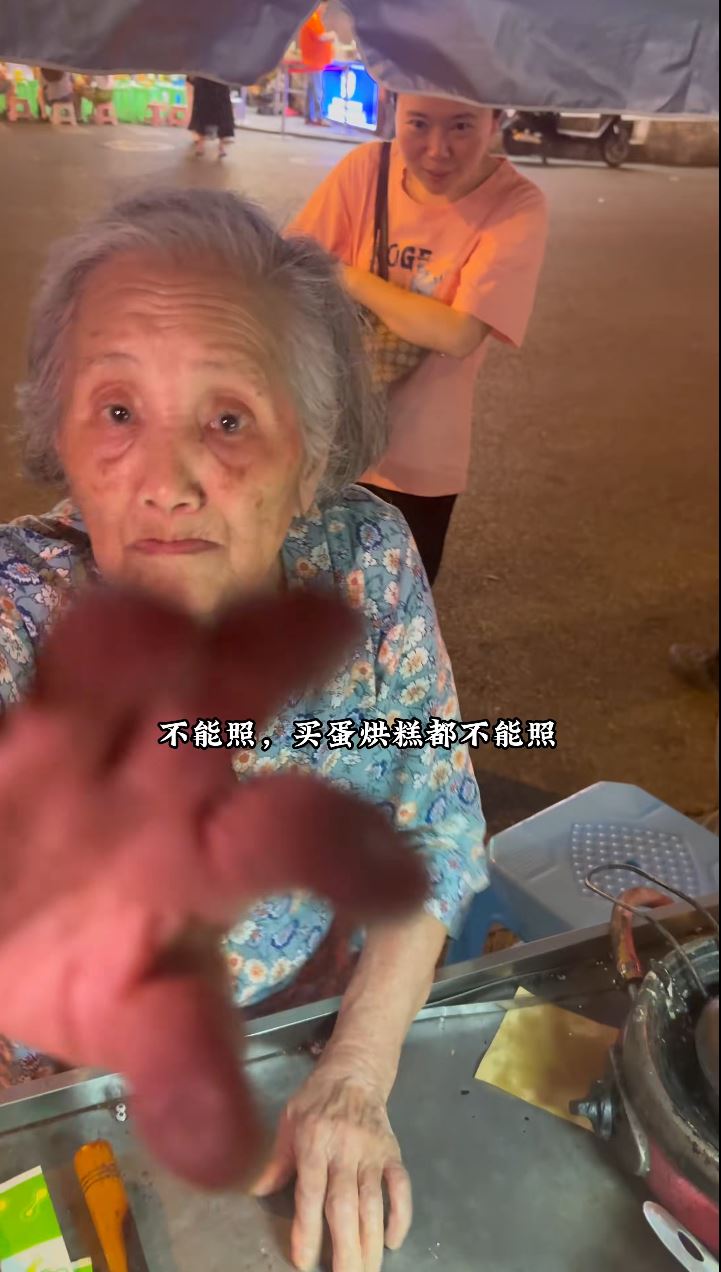 92歲蛋烘糕薛婆婆人出名脾氣又大，在網上有成都建設路話事人之名。抖音