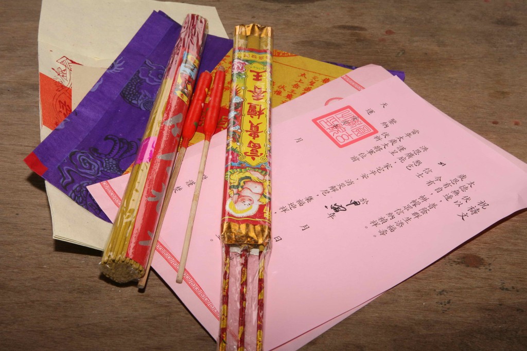 “摄太岁”要预备的香烛物品。资料图片