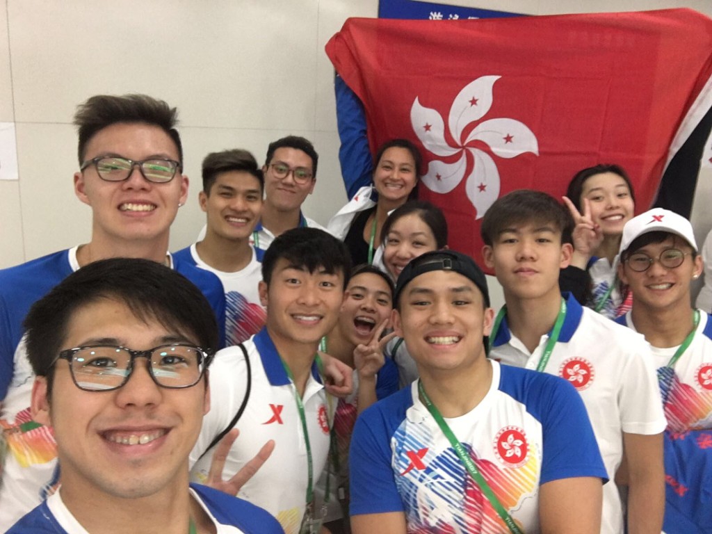 林浩賢（二排左）是香港游泳代表隊成員，多次參與國際賽事。