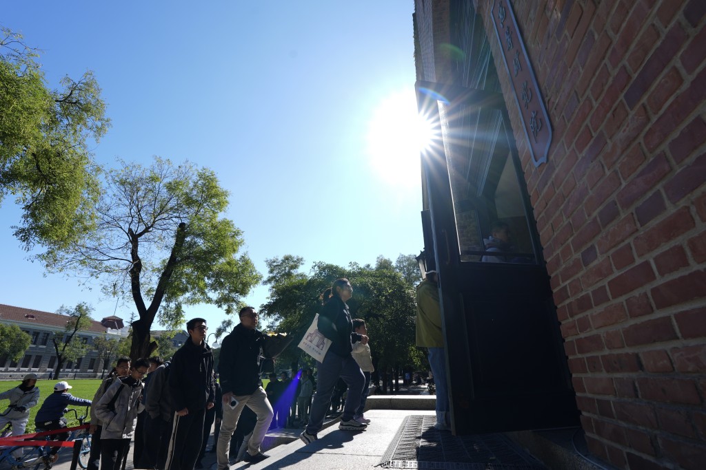 清華大學高等研究院設立楊振寧先生緬懷室，連日來民眾到場吊唁。中新社